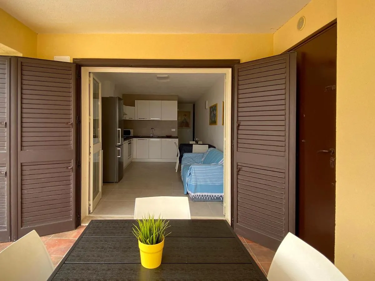 Maresole Apartments - Direttamente Sul Mare アルカモ・マリーナ 0*,  イタリア